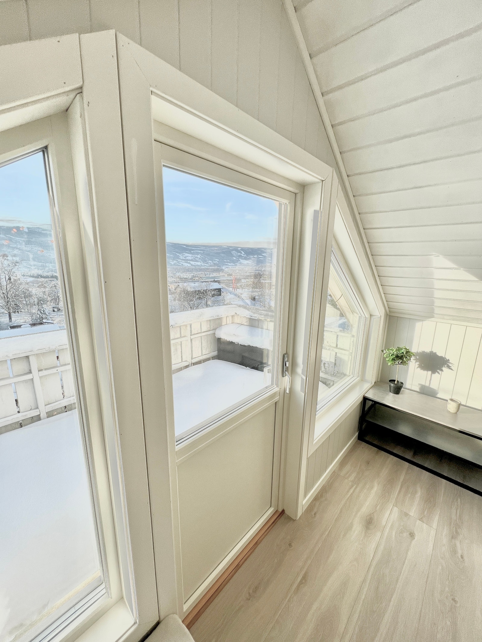 Utgang til terrasse med flott utsikt Galleribilde