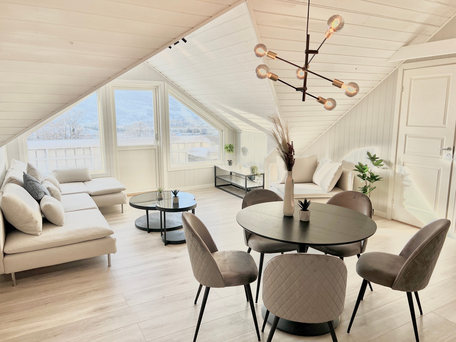 Romslig stue med god spiseplass Galleribilde