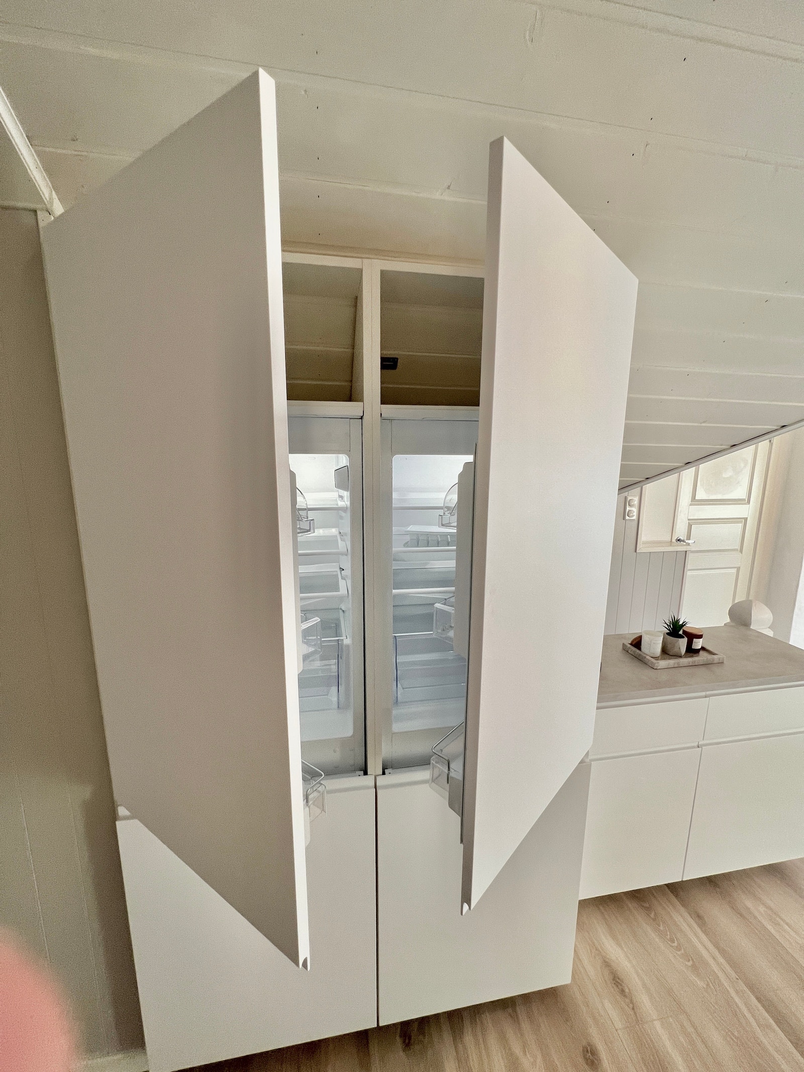 Kjøl med god plass med egne hyller til hvert rom Galleribilde