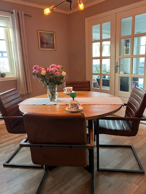 Det er god plass til stort spisebord eller sofakrok. Galleribilde