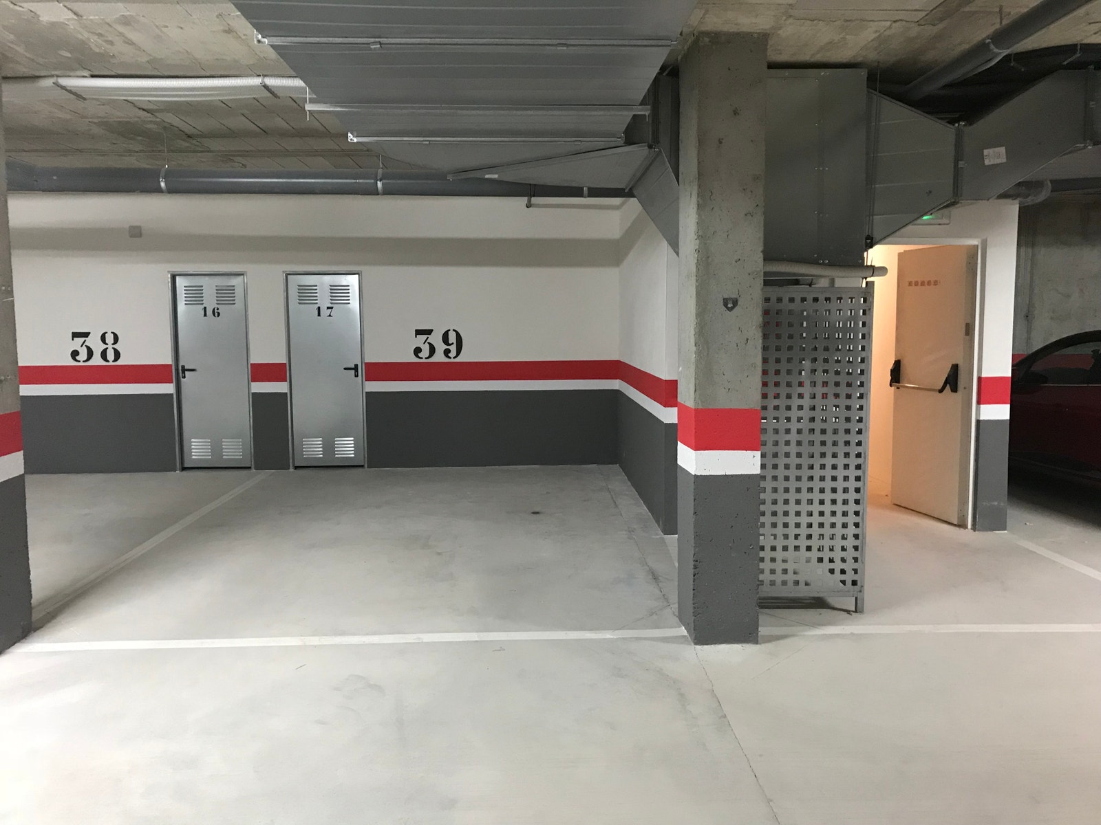 Egen parkeringsplass for eventuell bil. Galleribilde