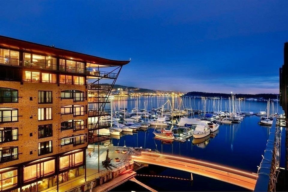 Enjoy the magnificent view from the balcony towards Aker Brygge Marina and the fjord. Galleribilde