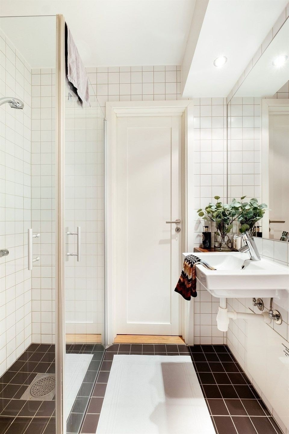 From the bathroom you have direct access to a fully furnished walk-in closet. Galleribilde