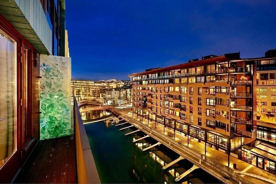 The view from the balcony towards Aker Brygge. Galleribilde