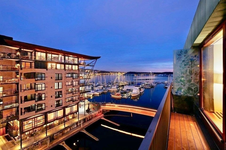 The flat has a wide balcony w/table & chairs. Galleribilde