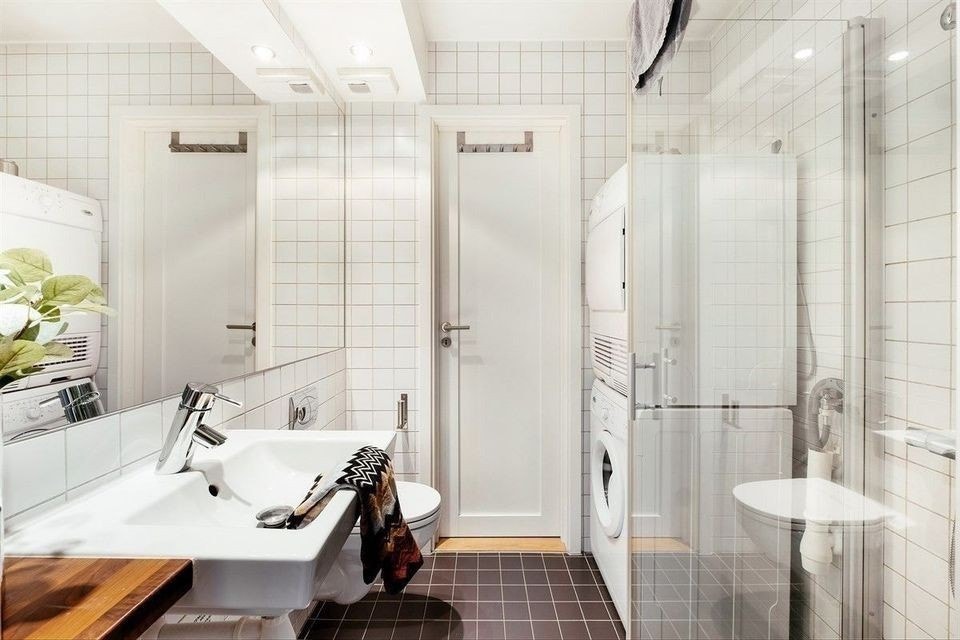 Fully tiled en suite bathroom with separate washer and dryer for your convenience. Galleribilde