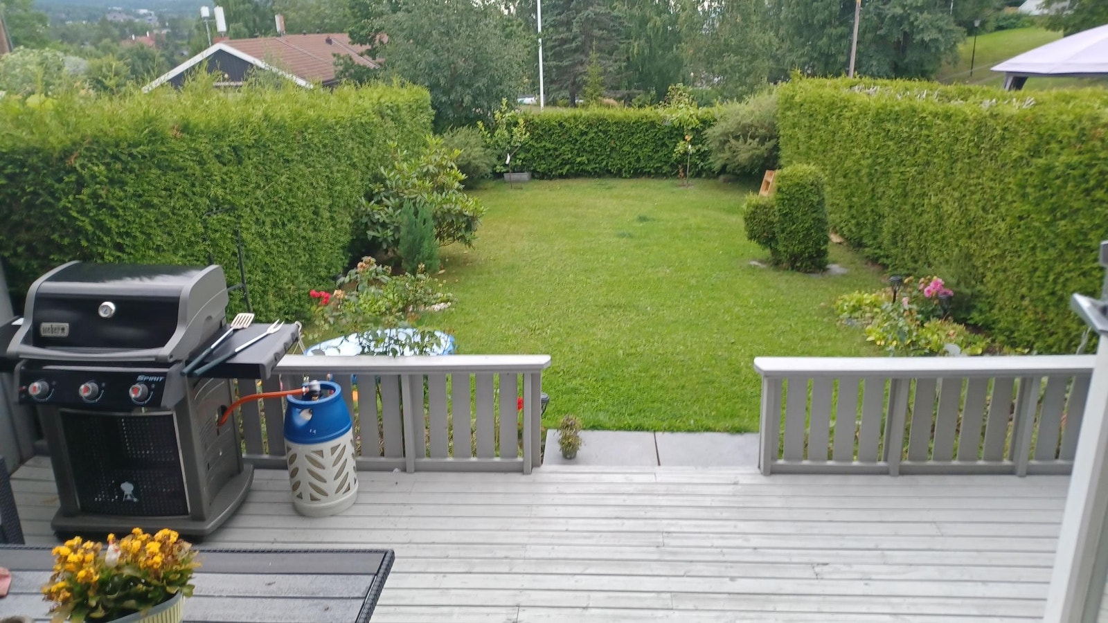 Hage og terrasse med grill Galleribilde