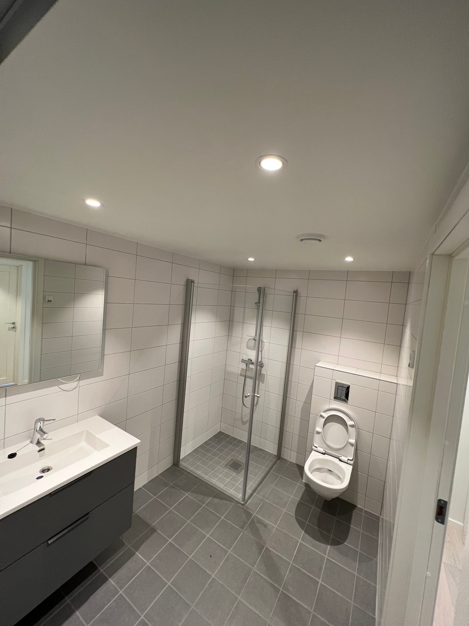 Romslig bad med downlight og gulvvarme Galleribilde