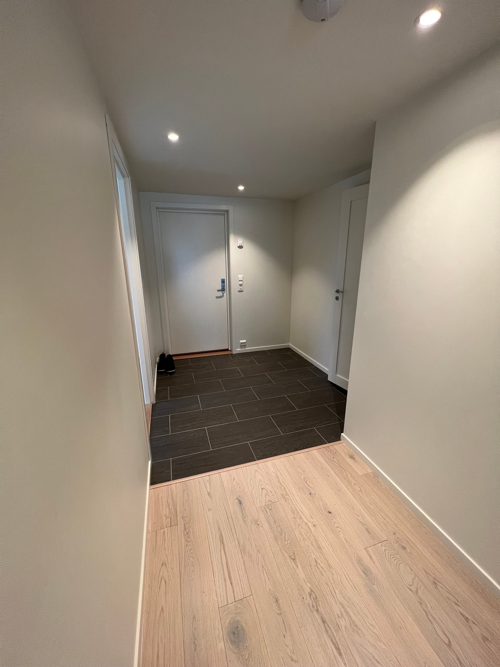 Entre/inngangsparti med gulvvarme/ fliser og downlights Galleribilde