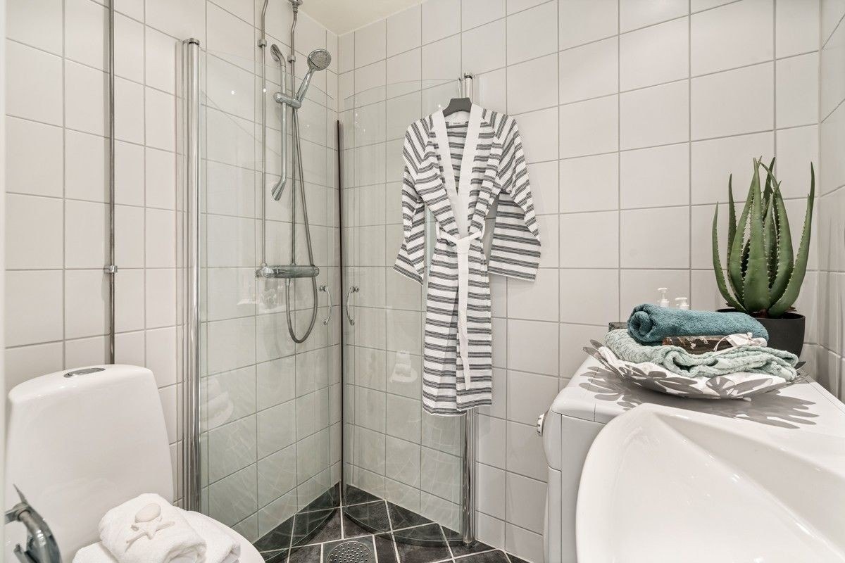 Delikat bad med plass til vaskemaskin. Galleribilde