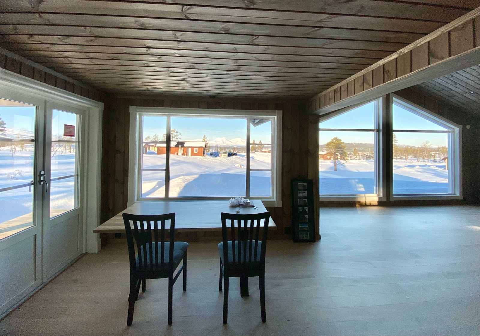 Spiseplass/kjøkken og stue er to miljøer. Galleribilde