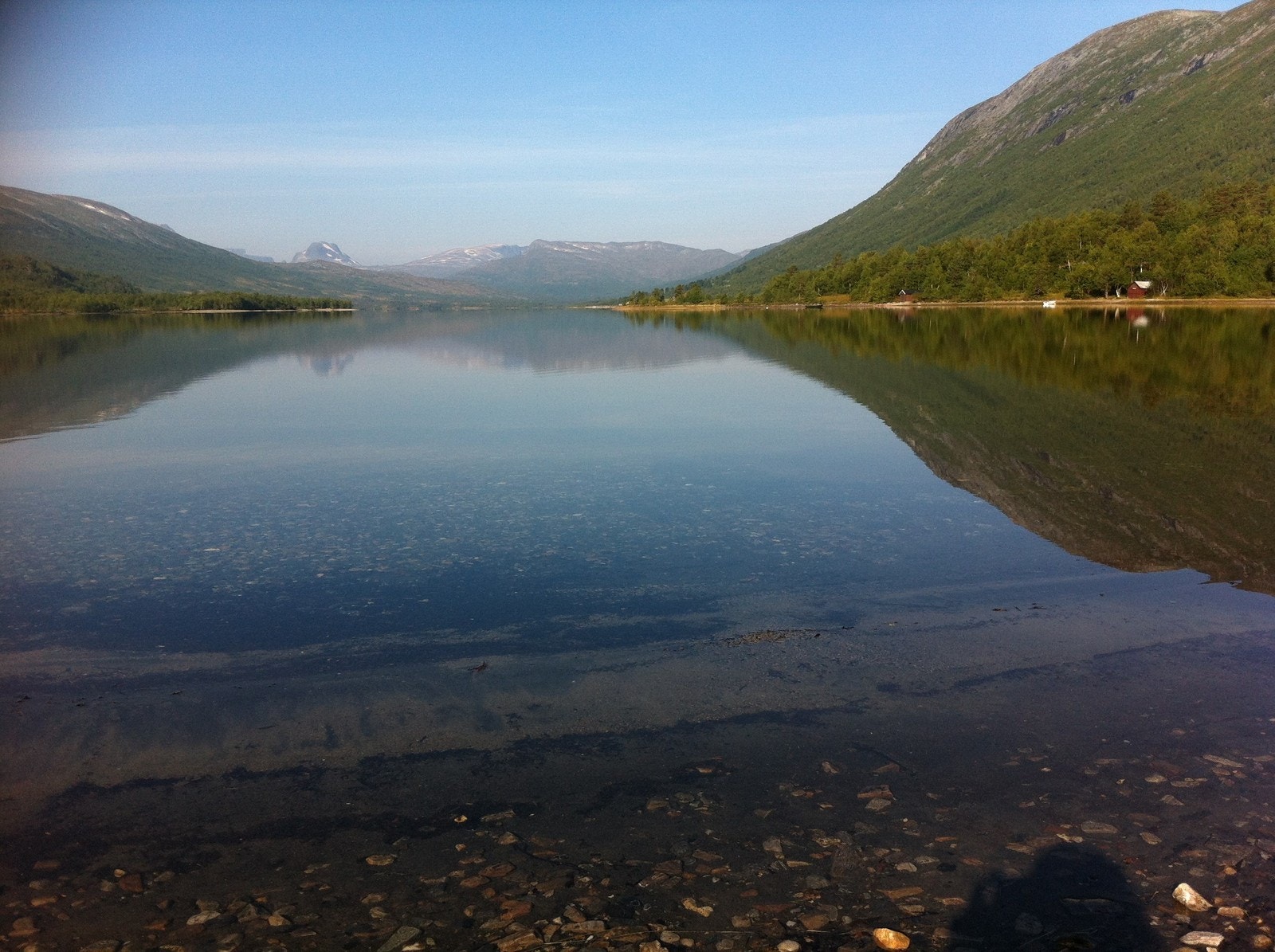 Fra badestranden i østenden av Ångardsvatnet. Mot vest ses Kringelhøa og Høa. Galleribilde
