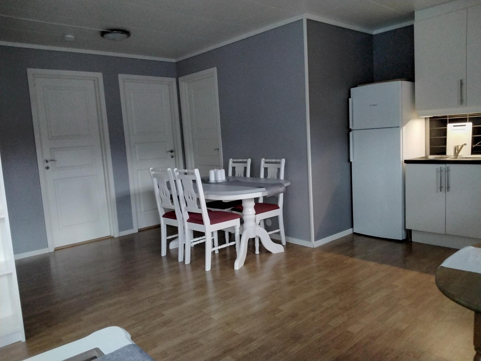 Romslig åpen løsning, med plass til spisestue. Galleribilde