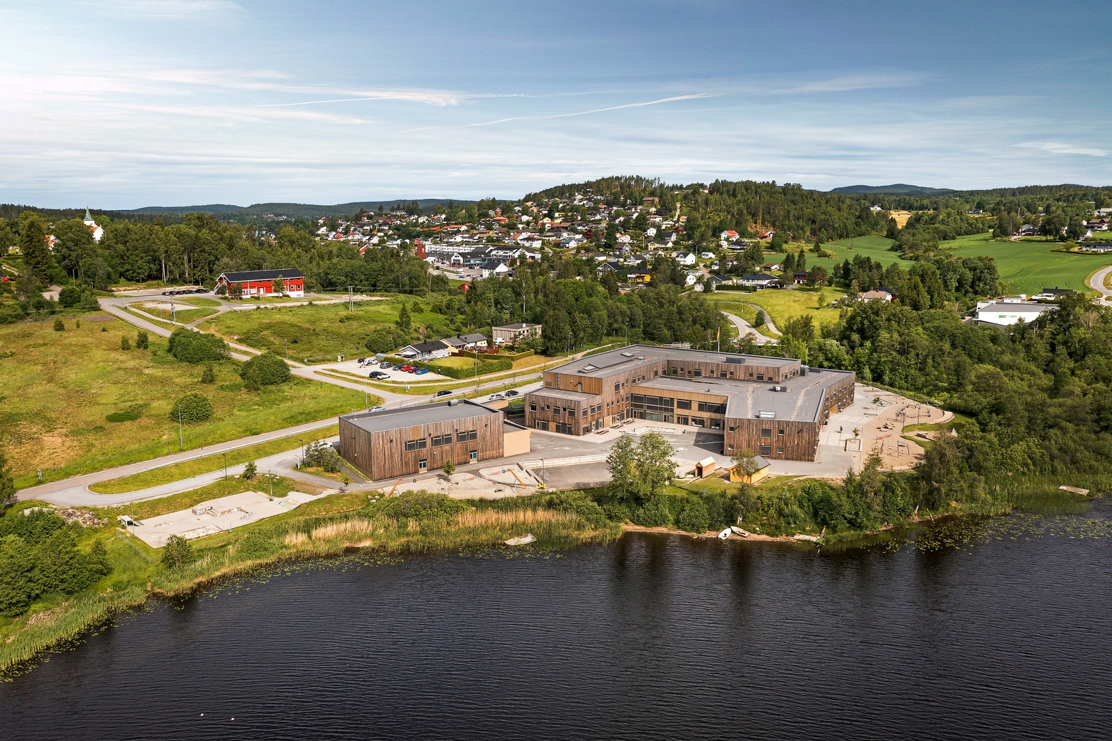 Skoler og barnehager i nærområdet - Her ser du Ytre Enebakk barneskole ved vannet Mjær - Ca. 3 km fra Vågtunet Galleribilde