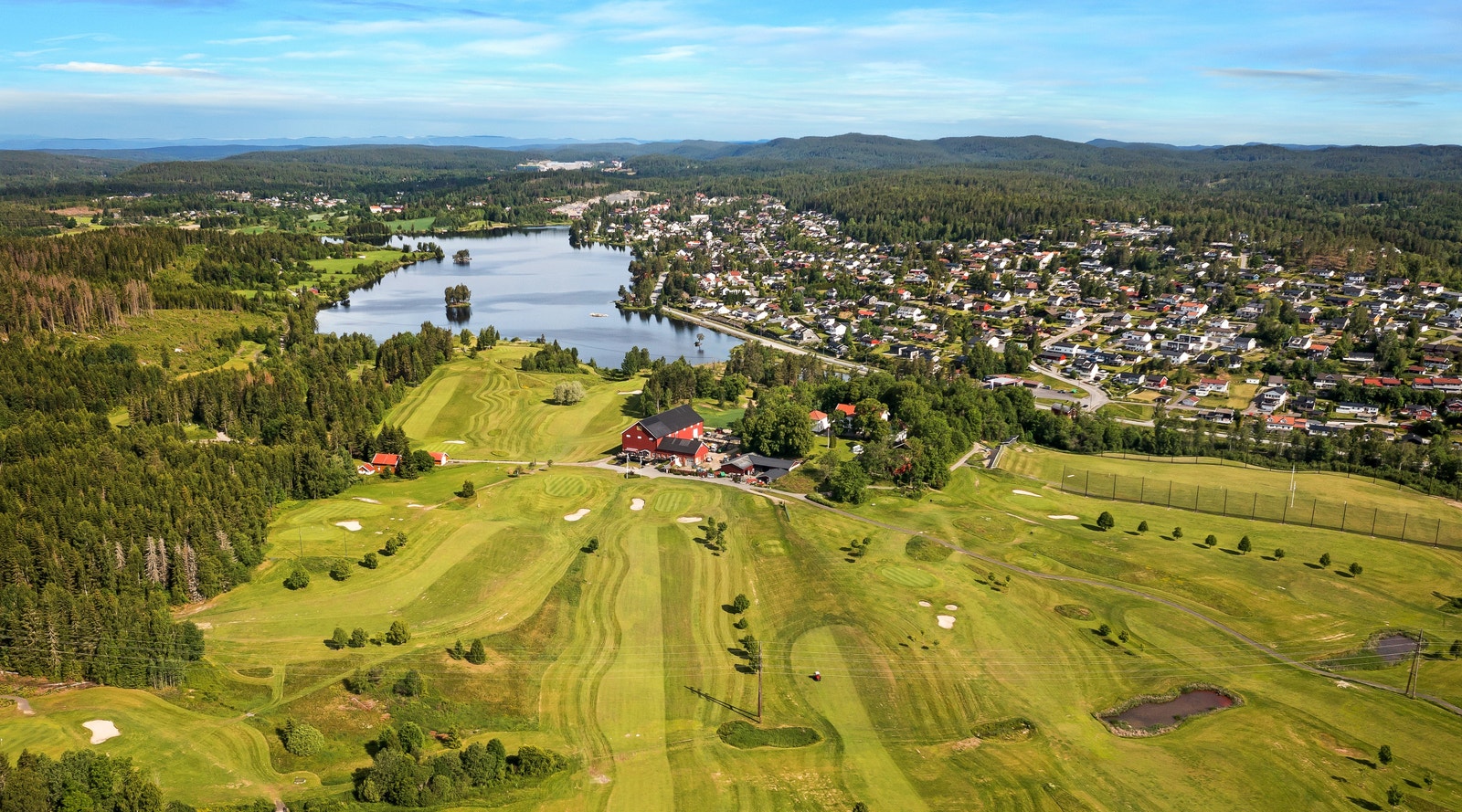 Østmarka Golfklubb ligger idyllisk til i motsatt ende av vannet Våg Galleribilde