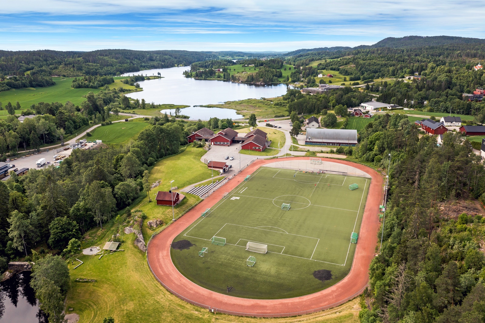 Mjær stadion ligger fint plassert ved ungdomsskolen og Mjærhallen - med utsikt mot vannet Mjær Galleribilde
