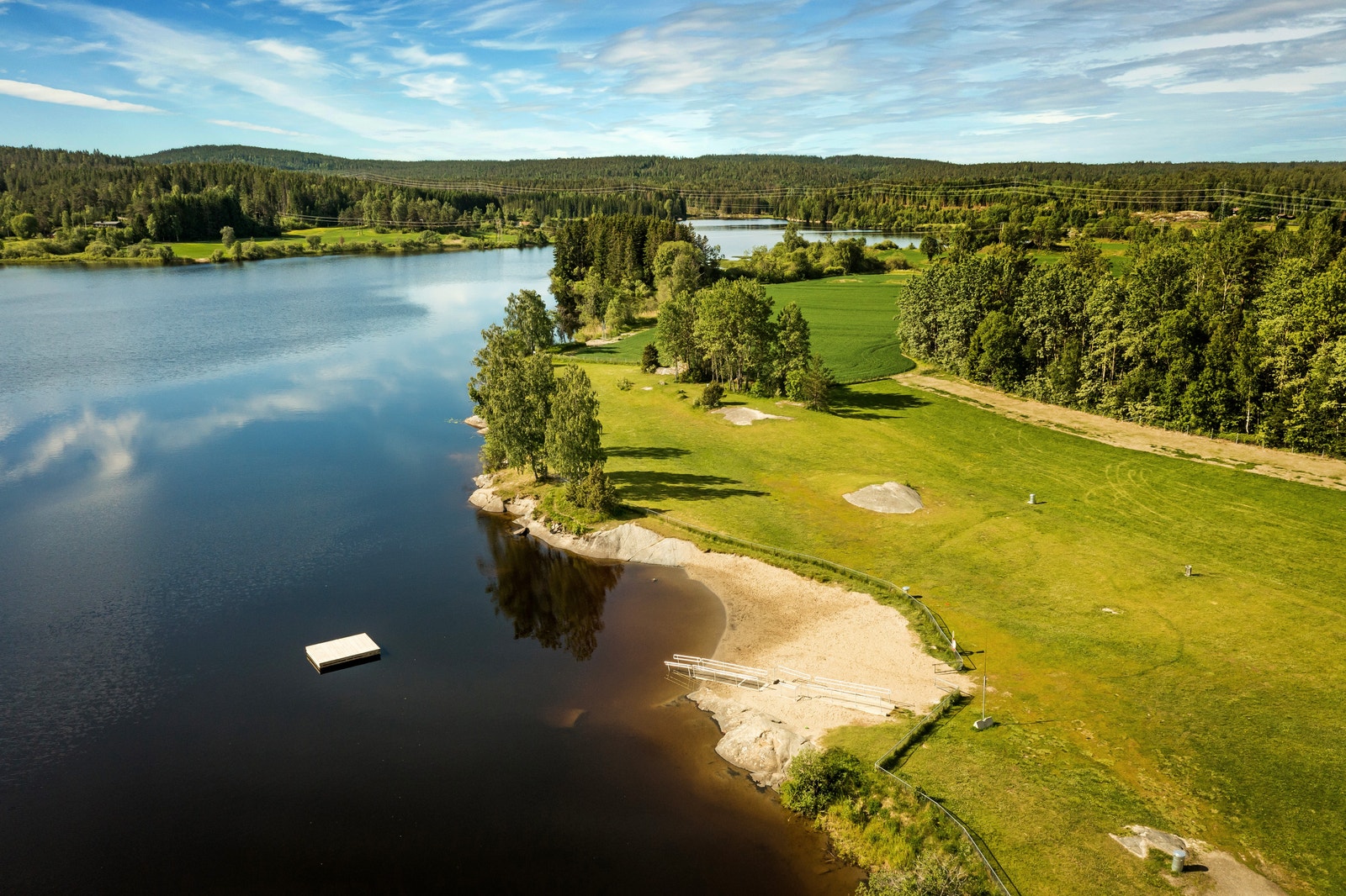 Kort vei til badeplassen på Vikstranda Galleribilde