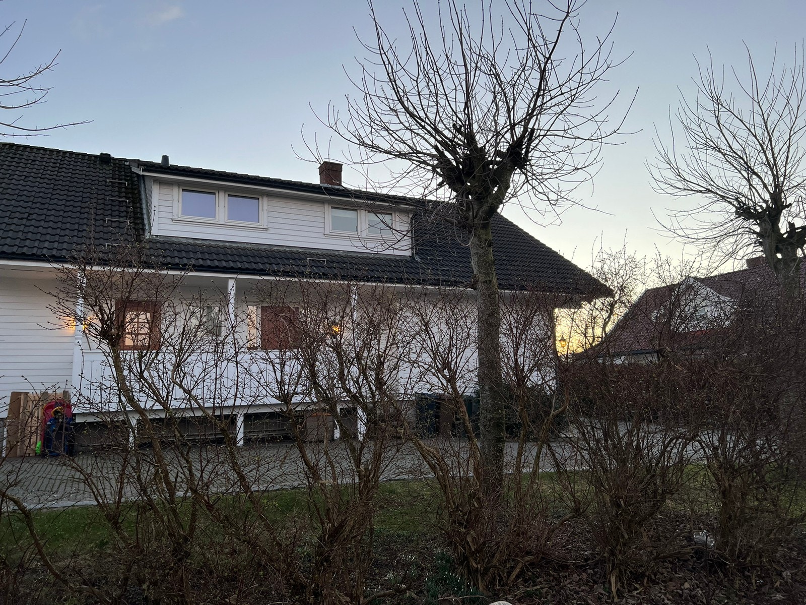 Inngangsparti mot lekeplassen Galleribilde