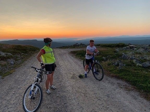 Sykkeltur fra feltet med utsikt i solnedgang Galleribilde