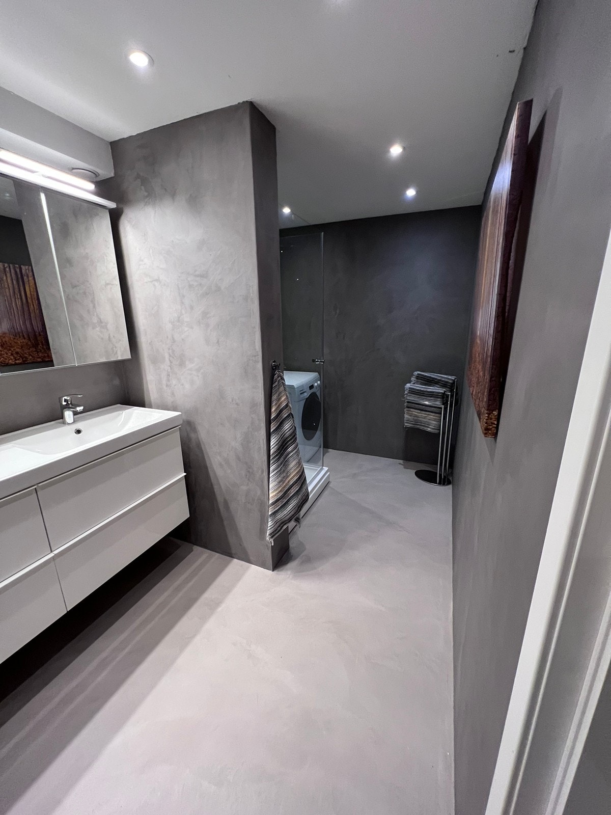 Egen dusjsone med vaskemaskin Galleribilde