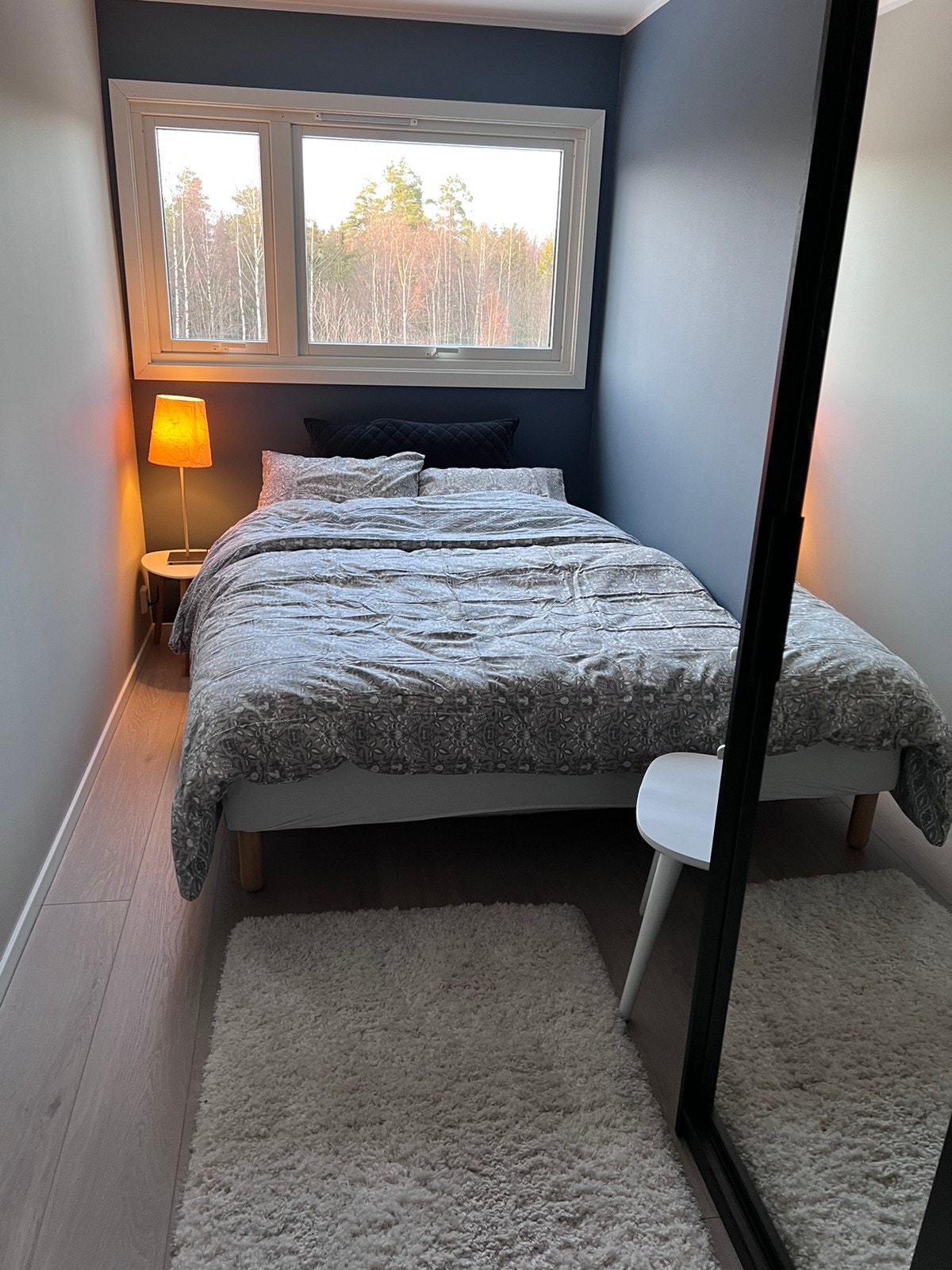 Soverom 2 med stort skap Galleribilde