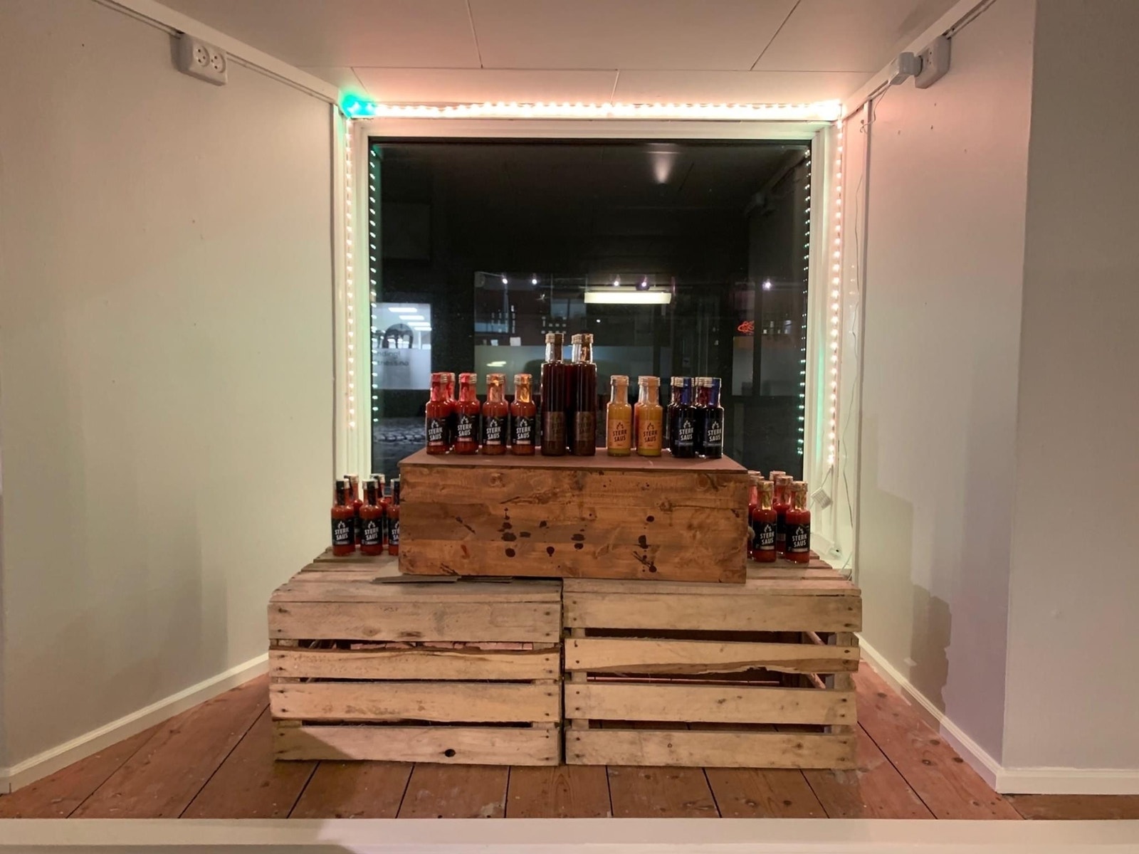 Dype vinduskarmer til utstilling av varer mot Storgata Galleribilde