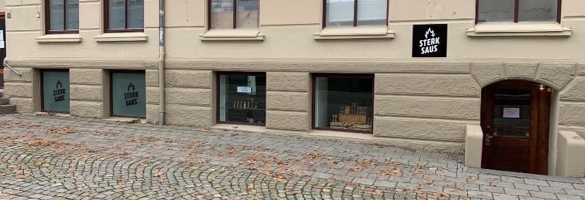 Utstillingsvindu mot gågata/Storgata Galleribilde