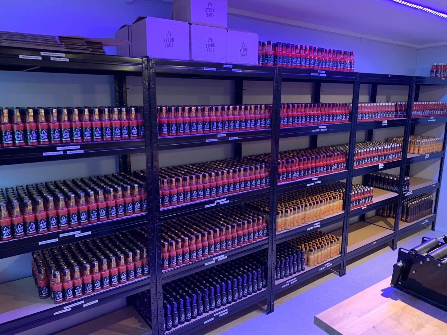 Lagerbod med reoler til lagring av varer Galleribilde