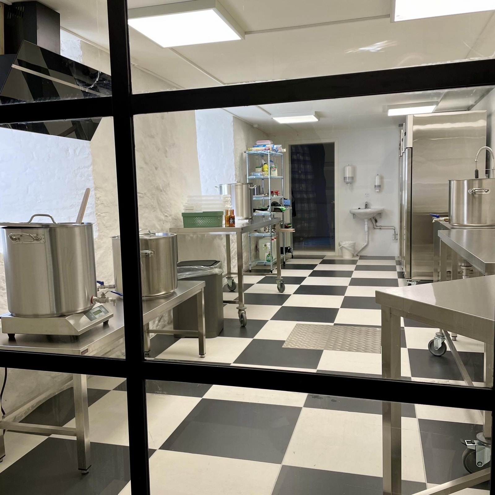 Produksjonskjøkken, nyoppusset i 2021 Galleribilde