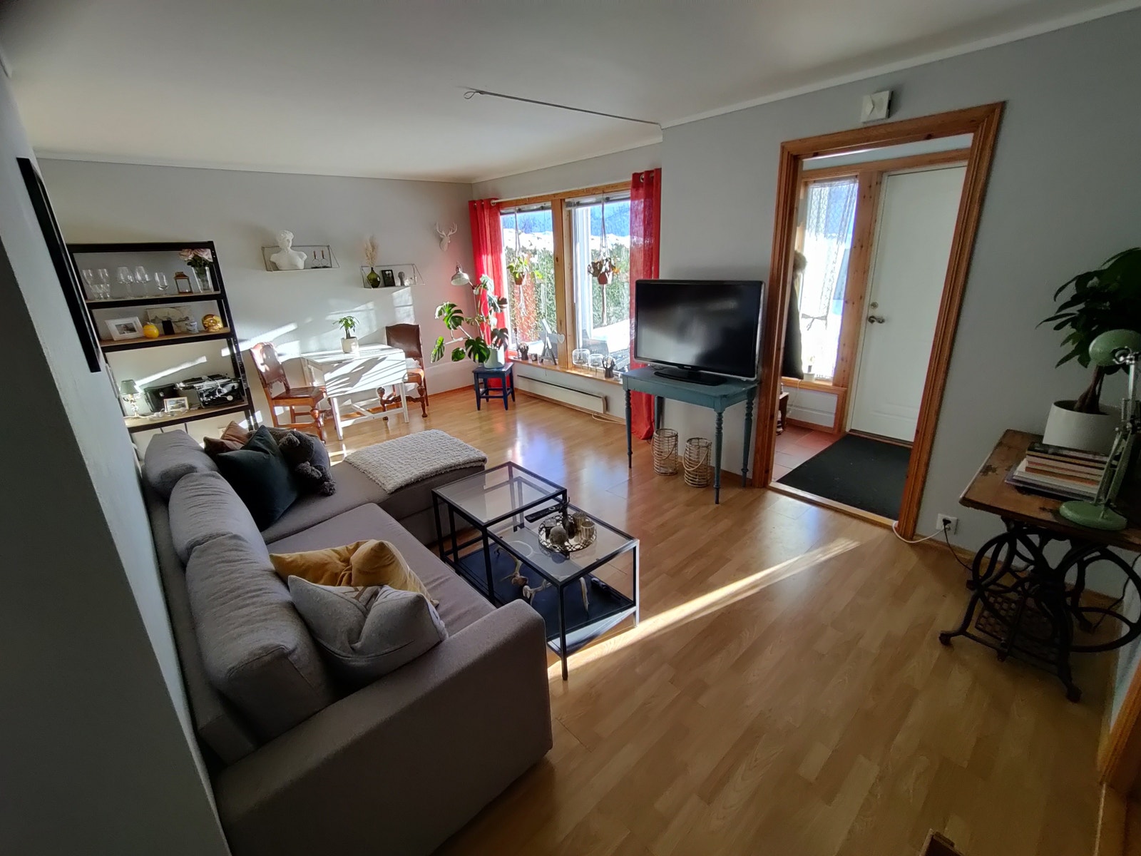 Stue med store vinduer Galleribilde