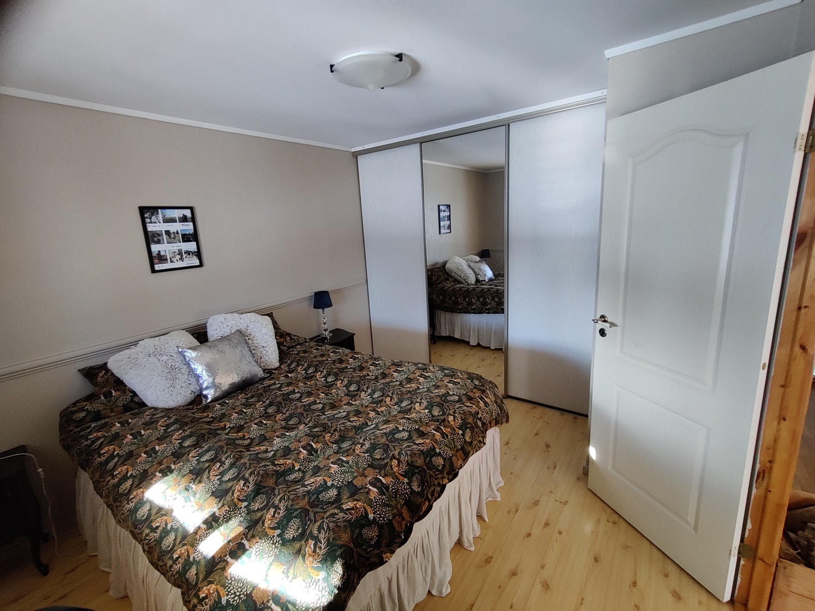Soverom med stor garderobe Galleribilde