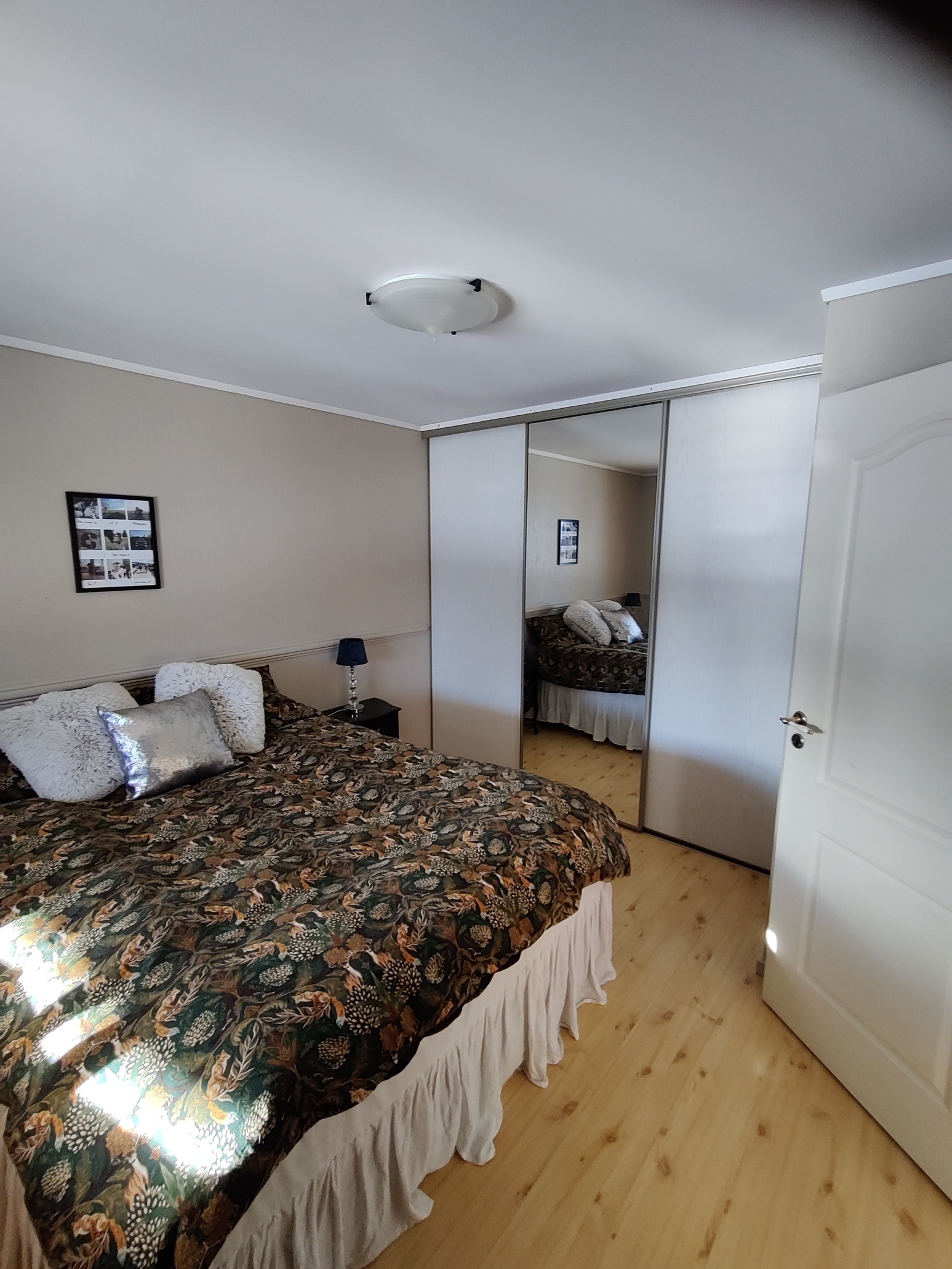 Soverom med stor garderobe Galleribilde