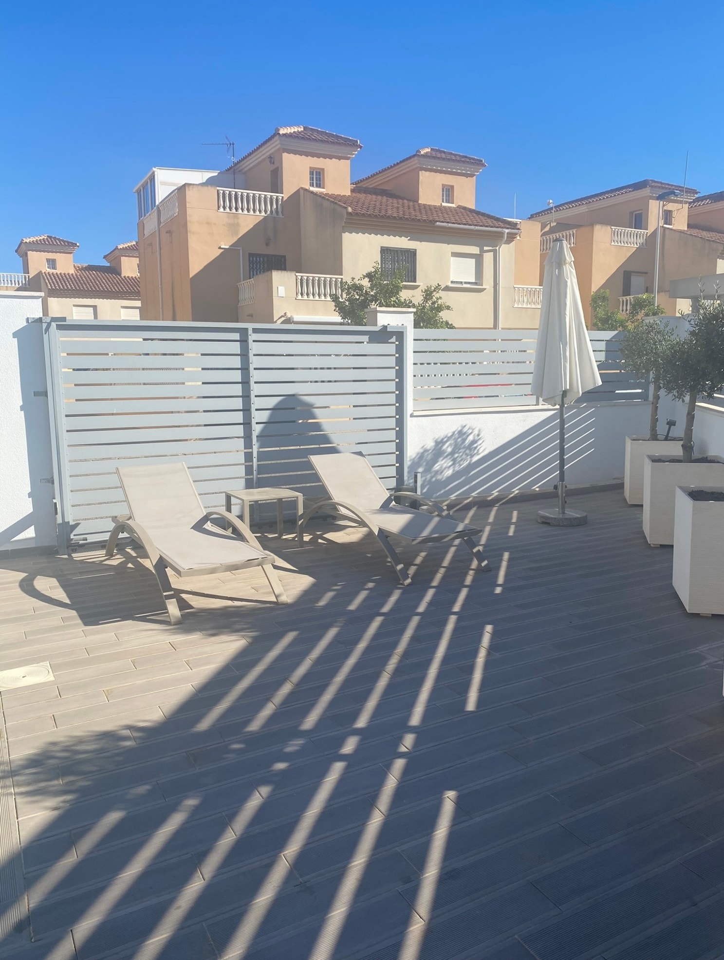 Solsenger/parasoll ved privat basseng Galleribilde