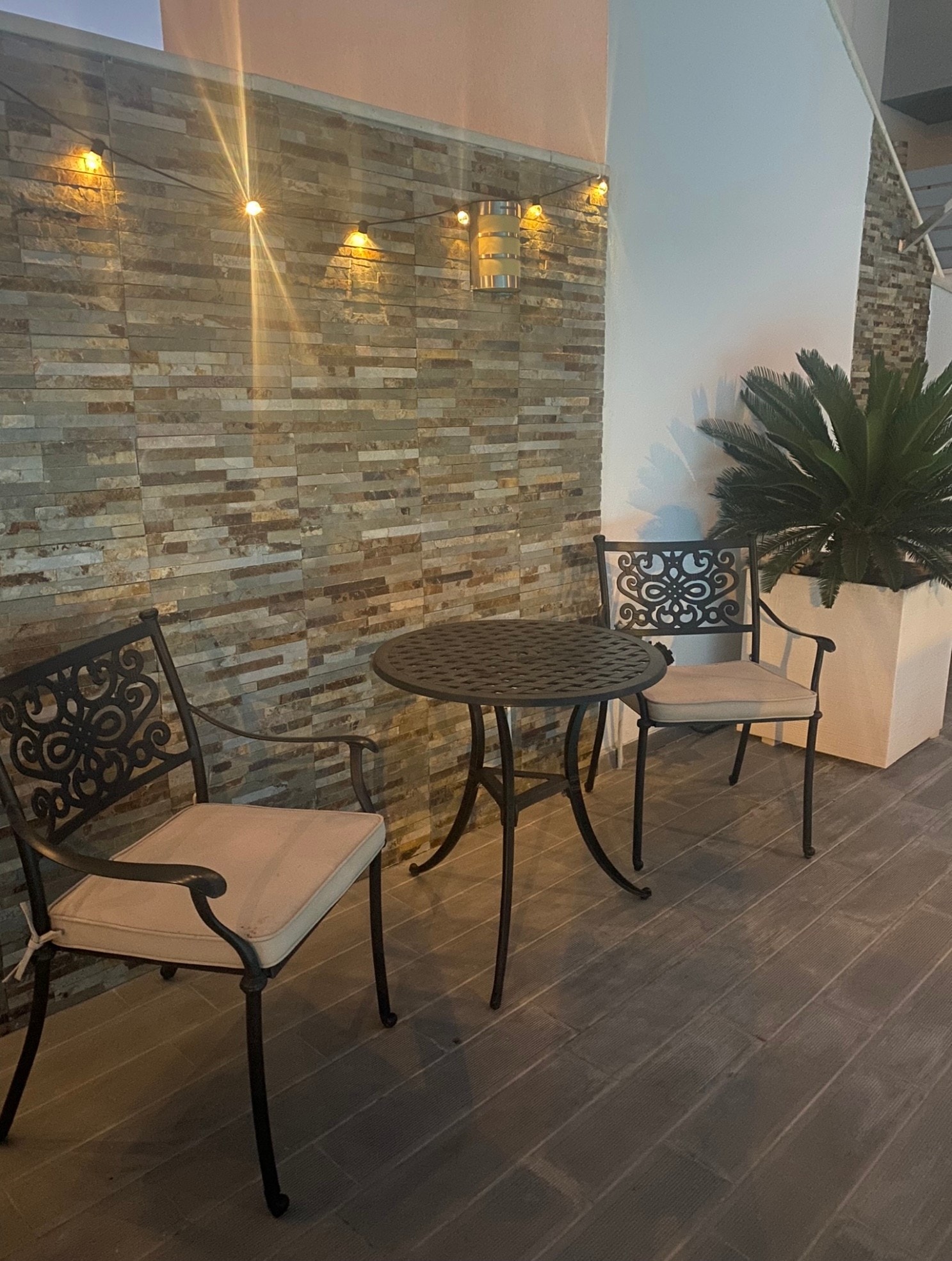 Koselig sittegruppe ved privat basseng Galleribilde