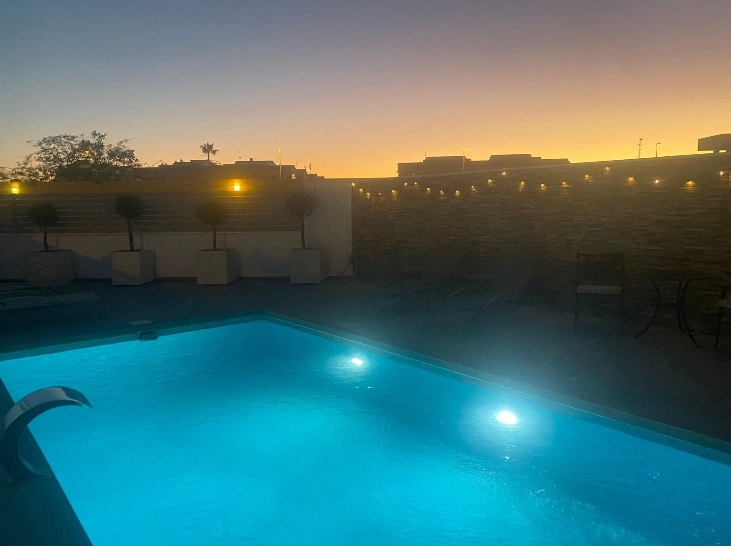 Solnedgang ved privat basseng Galleribilde
