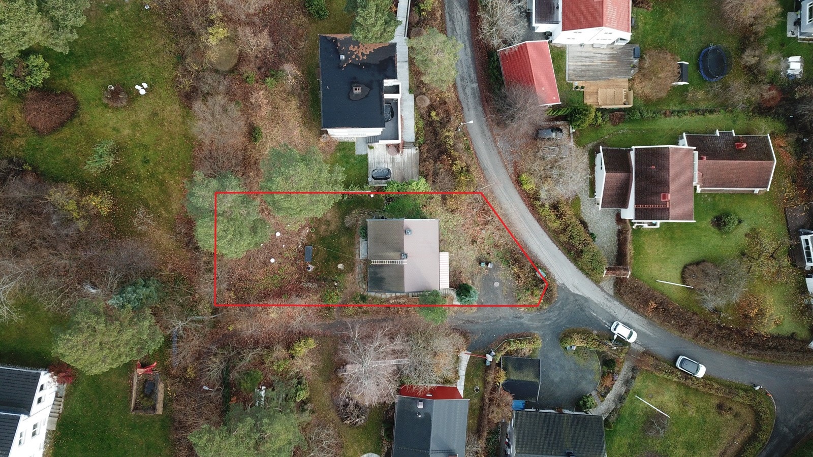 Ca. eiendomsgrense. Huset vil vende mot syd og man vil derfor ha sol fra morgen til kveld. Kveldssolen får man både i hagen og på takterrassen. Galleribilde