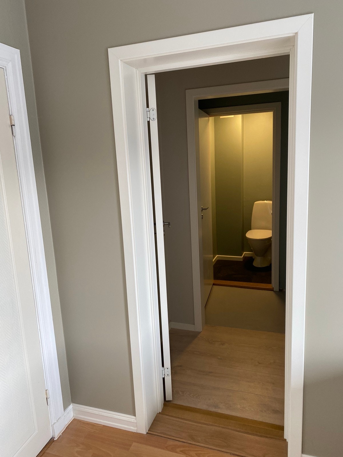 Adgang til toalett via gang fra soverom Galleribilde