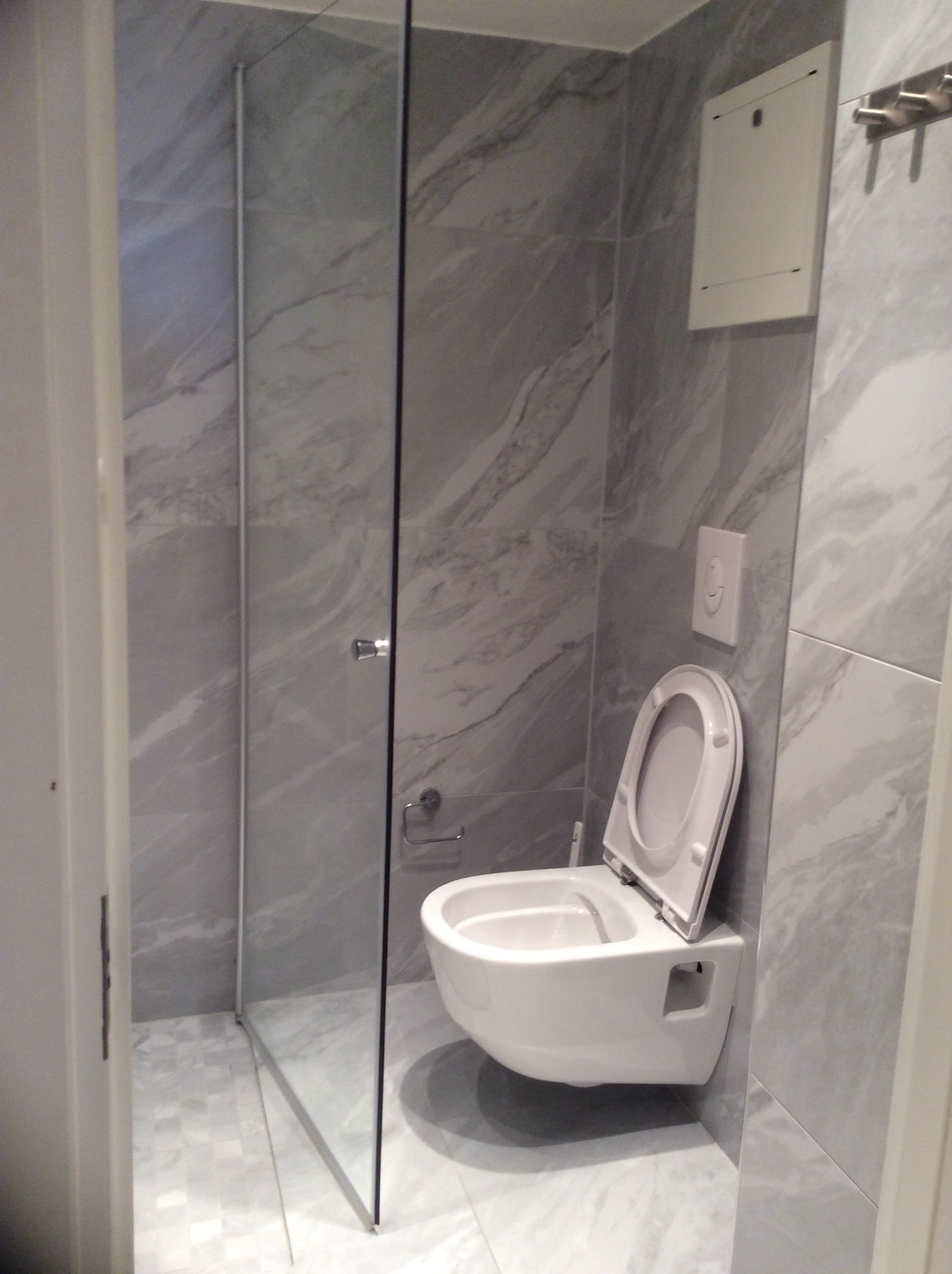 Moderne flislagt bad . Galleribilde