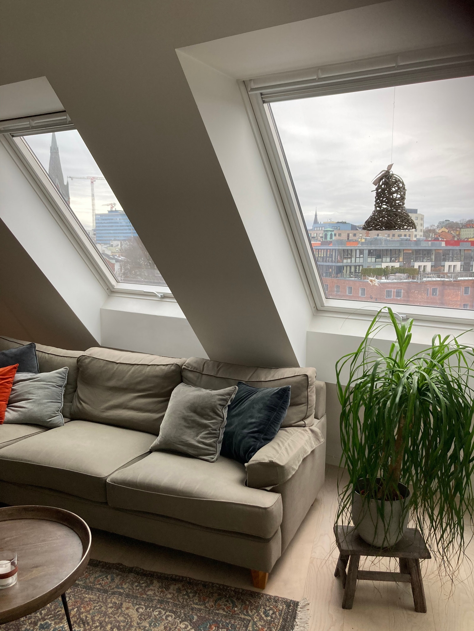 Store vindusflater i 2.etasje Galleribilde