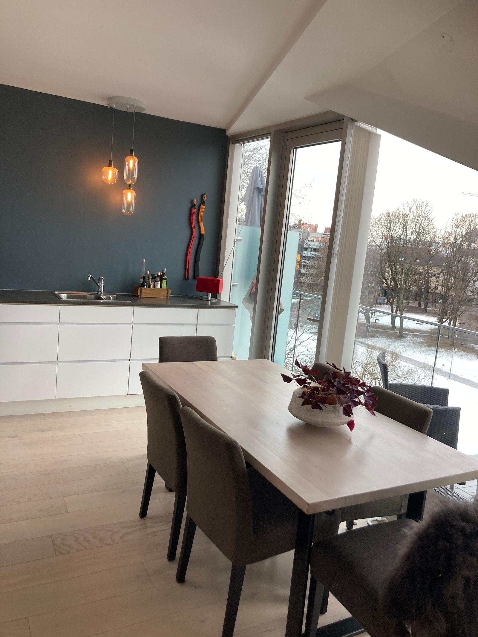 Åpen løsning med kjøkken og spisestue Galleribilde