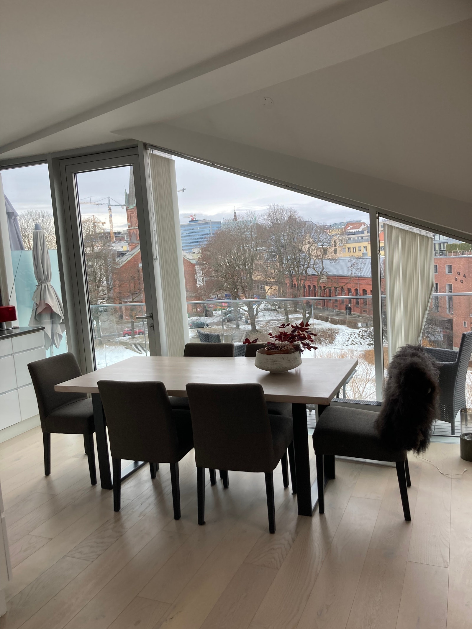 Spisestue med utsikt over byen Galleribilde