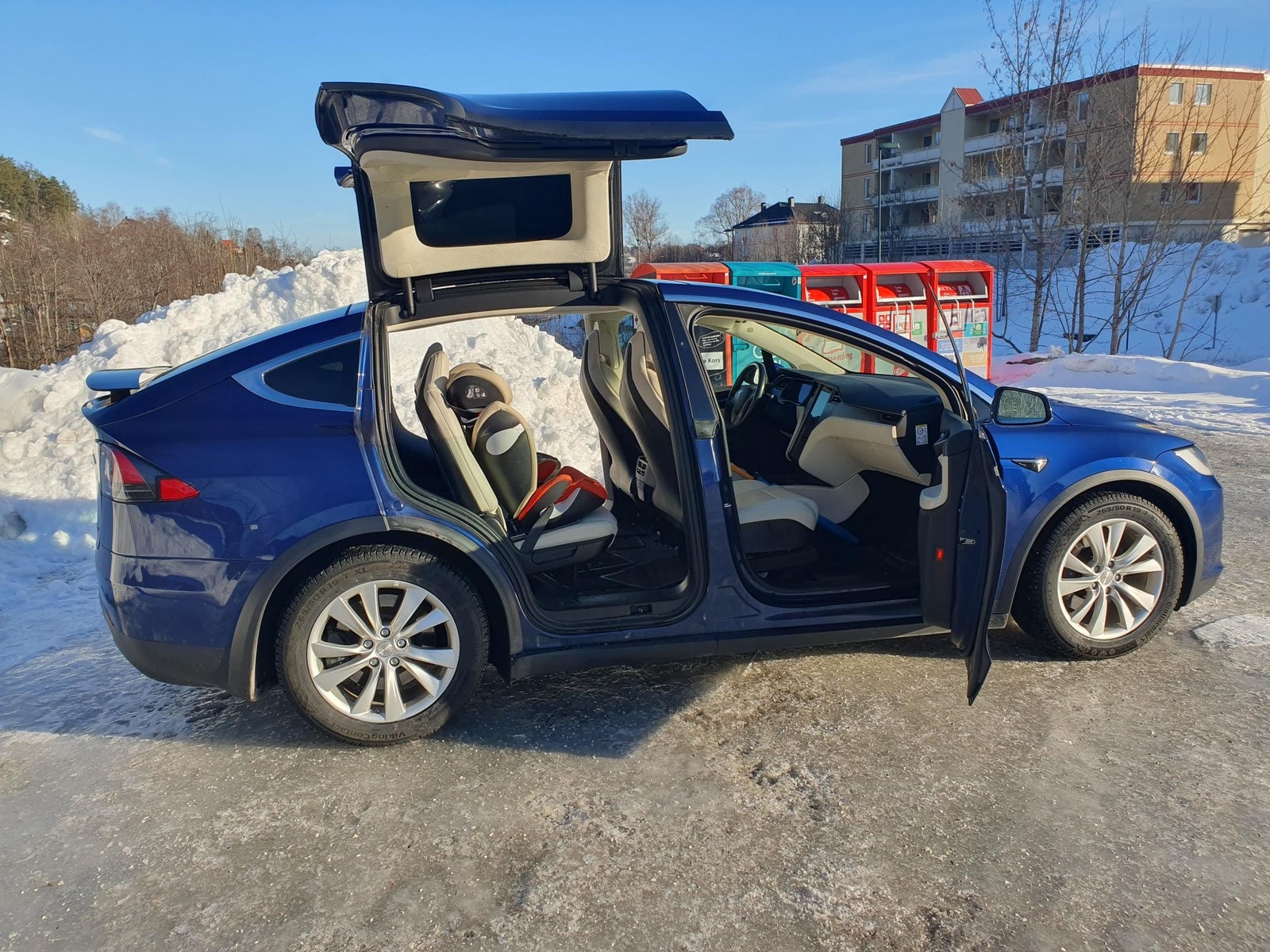 Tesla Model X 28