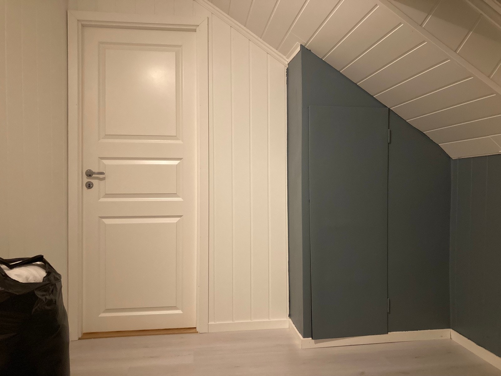 Garderobe på soverom Galleribilde