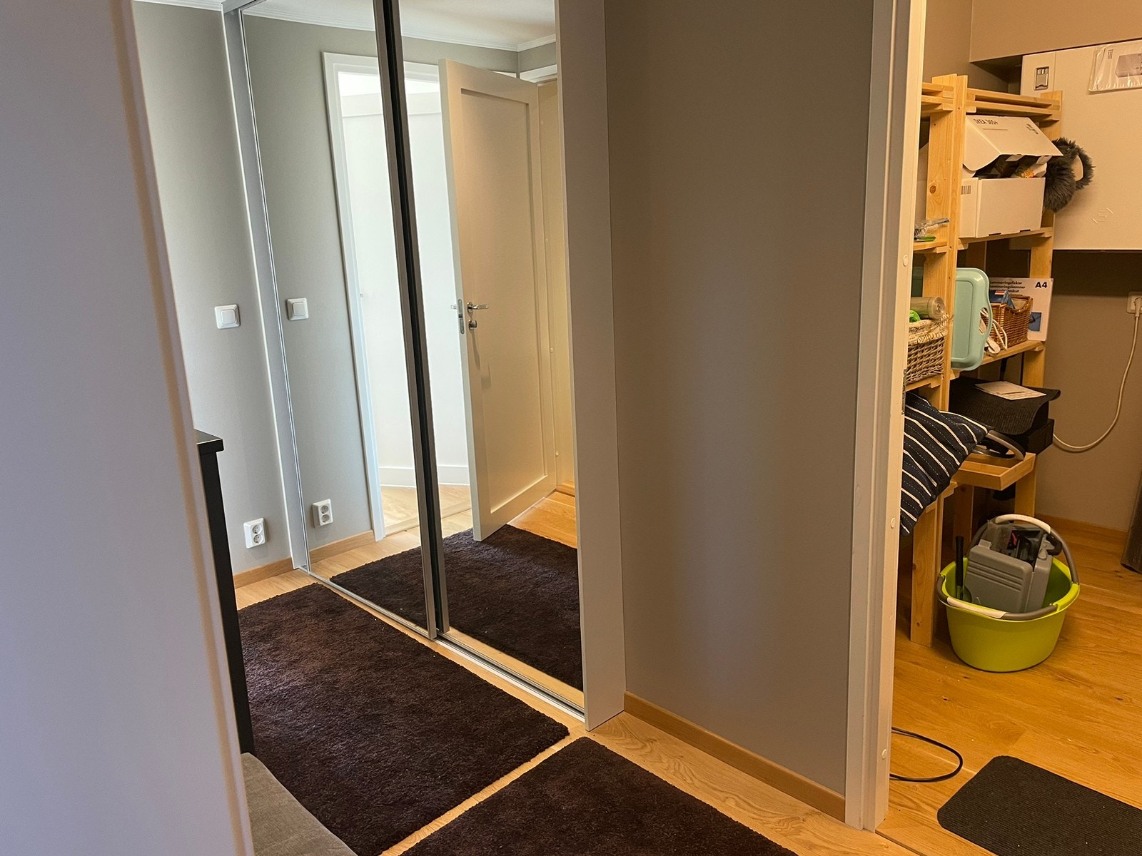 Det er en bod på 6kvm i leiligheten med støvsuger, lyspærer etc. Dette kan ryddes vekk ved ønske. Galleribilde