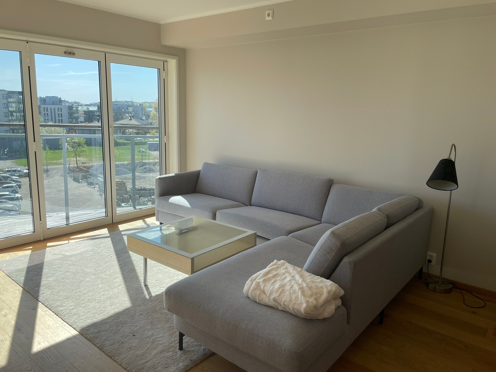 Leiligheten er malt i delikate farger fra firma i 2022 Galleribilde