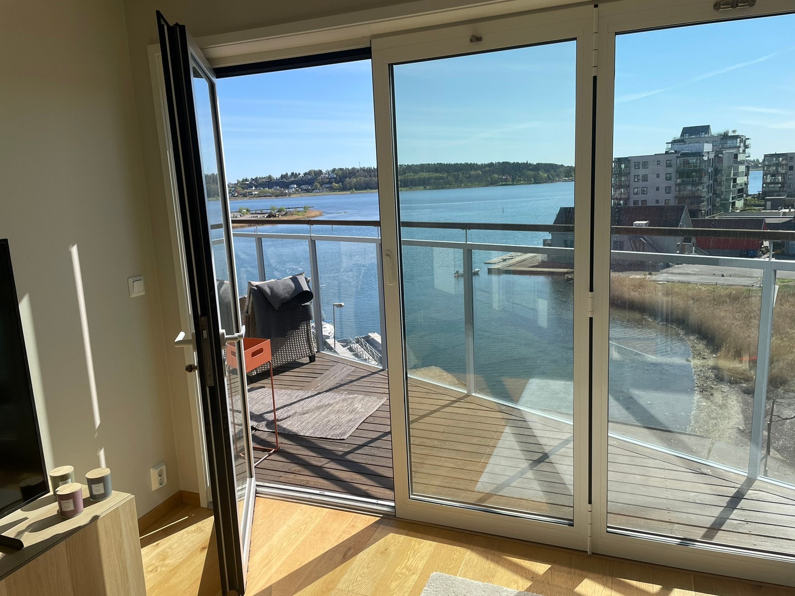 Det er store vinduer inn til leiligheten som kan åpnes - en forlengelse av stuen. Det ble i oktober 2025 installert elektriske solskjermer på vinduene Galleribilde