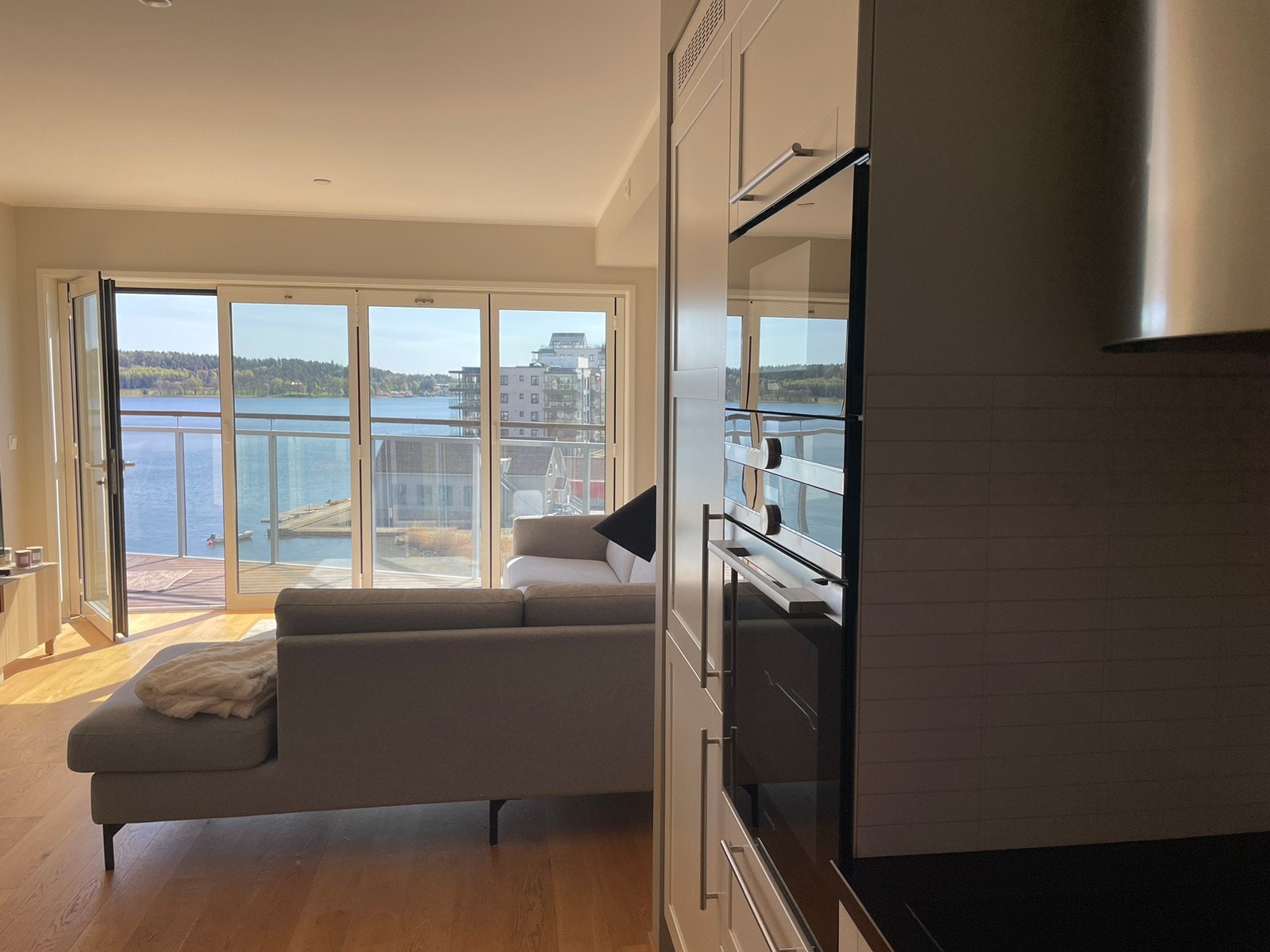 Sofaen er med på å skjerme den åpne kjøkkenløsningen Galleribilde