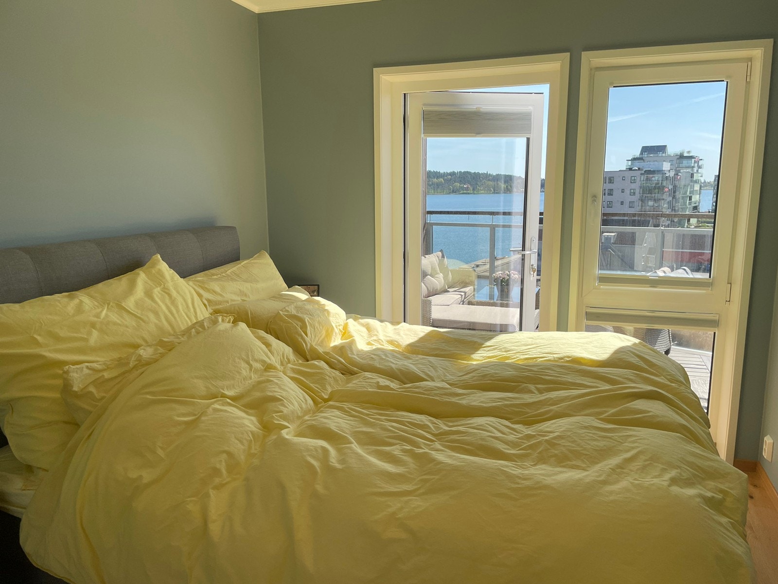 Hovedsoverommet er av god størrelse og har 150 seng, 2 nattbord og teppe fra Bohus. Det er også integrert skap på rommet med speil. Galleribilde