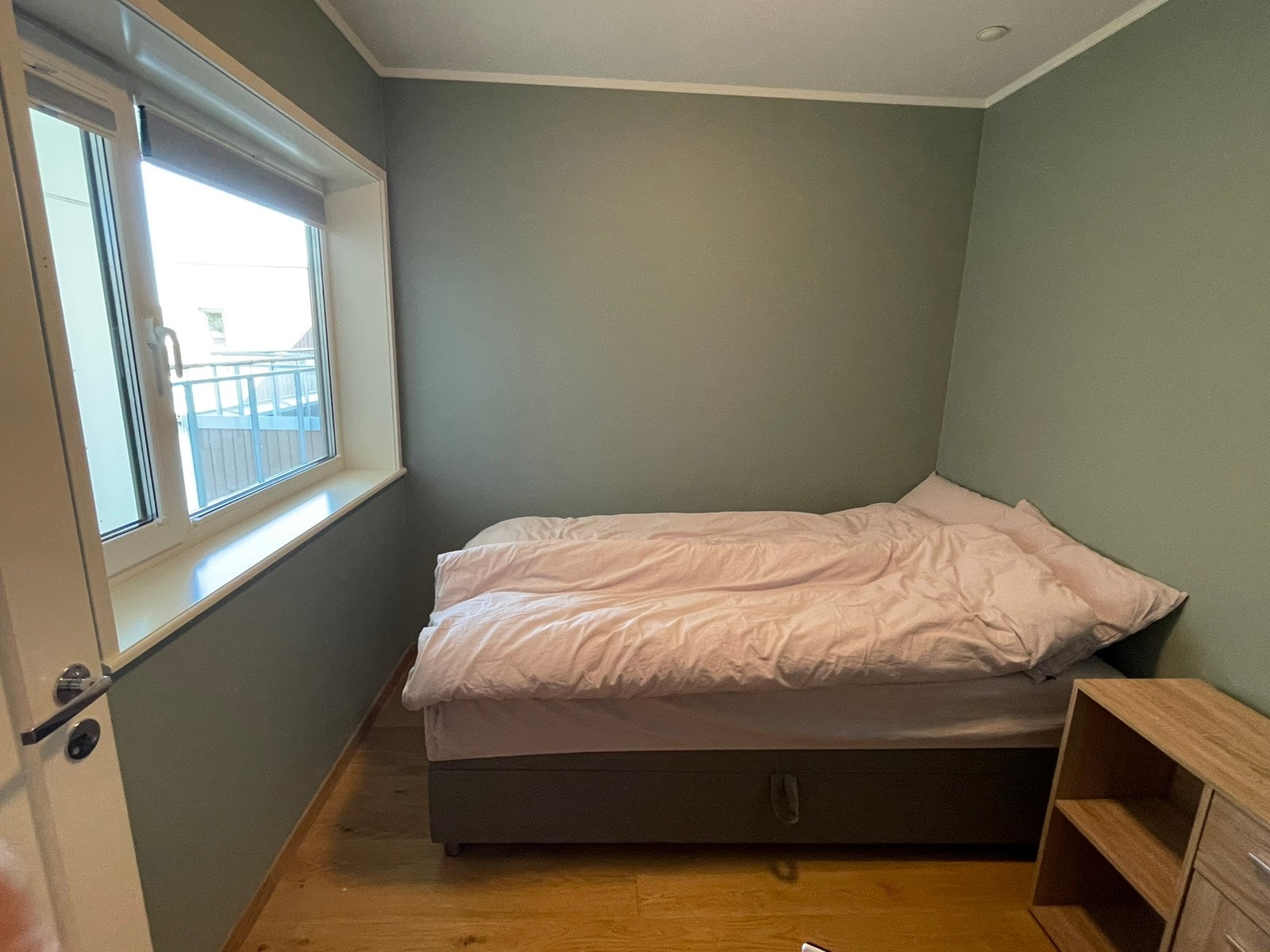 Gjestesoverom har et stort skrivebord og stol. Perfekt om man trenger kontor. Galleribilde