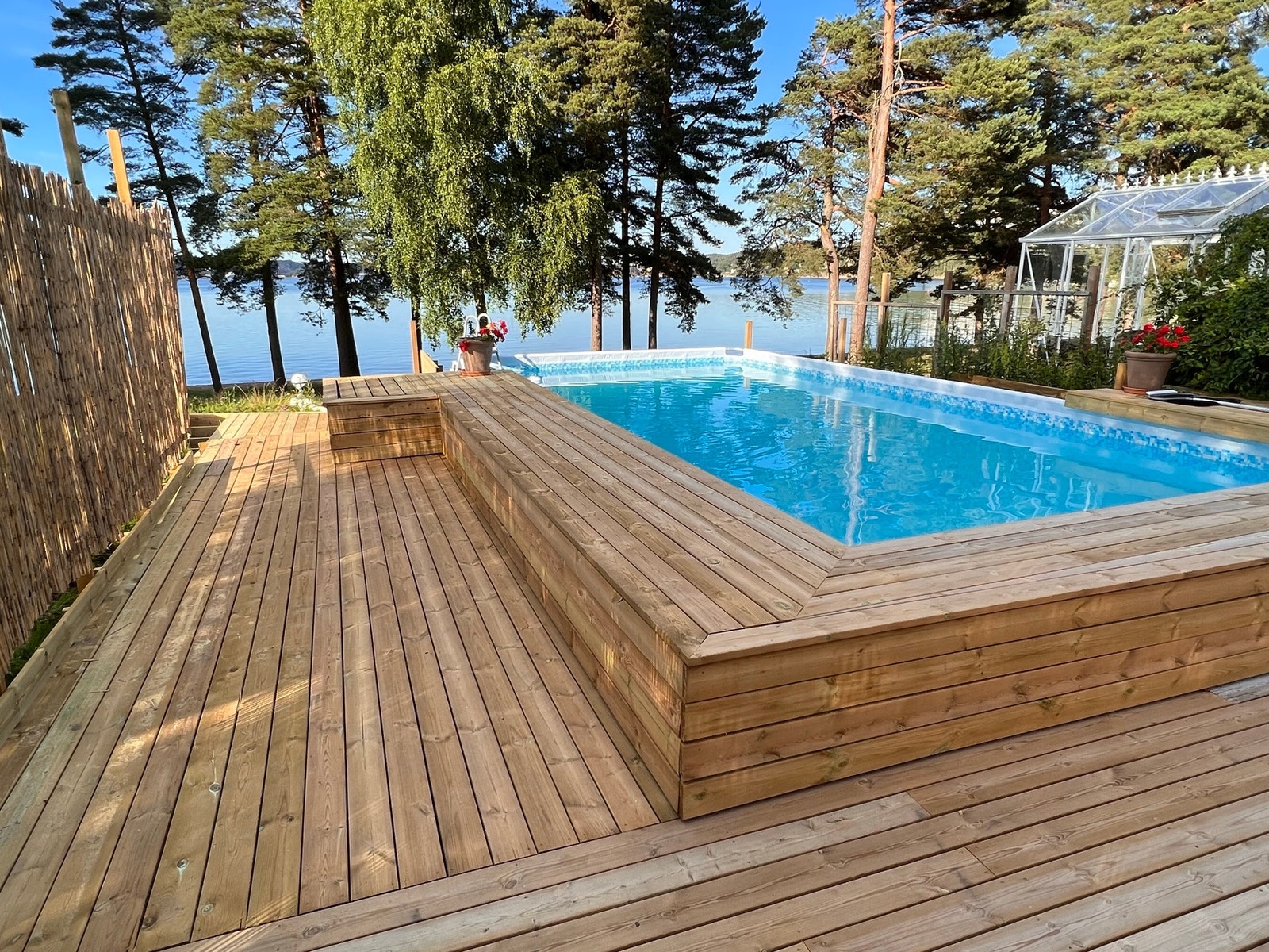 Ovanmarkpool uppvärmd juni-augusti. Galleribilde